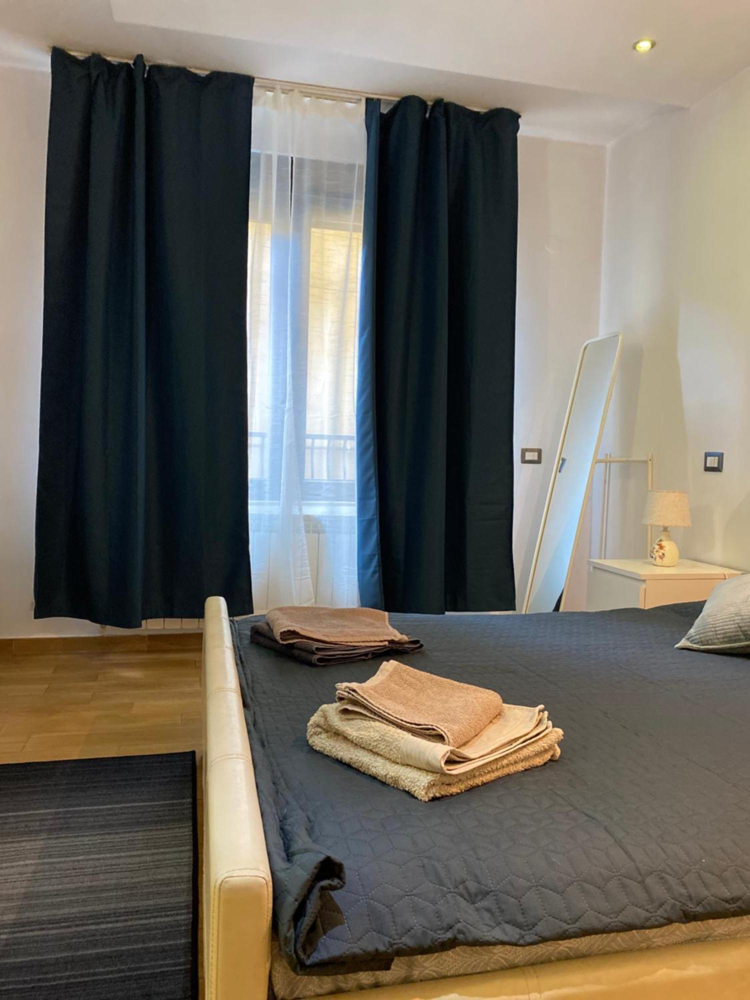Royal Suite Unirii-2 Bdr Apartment Bukares Bagian luar foto