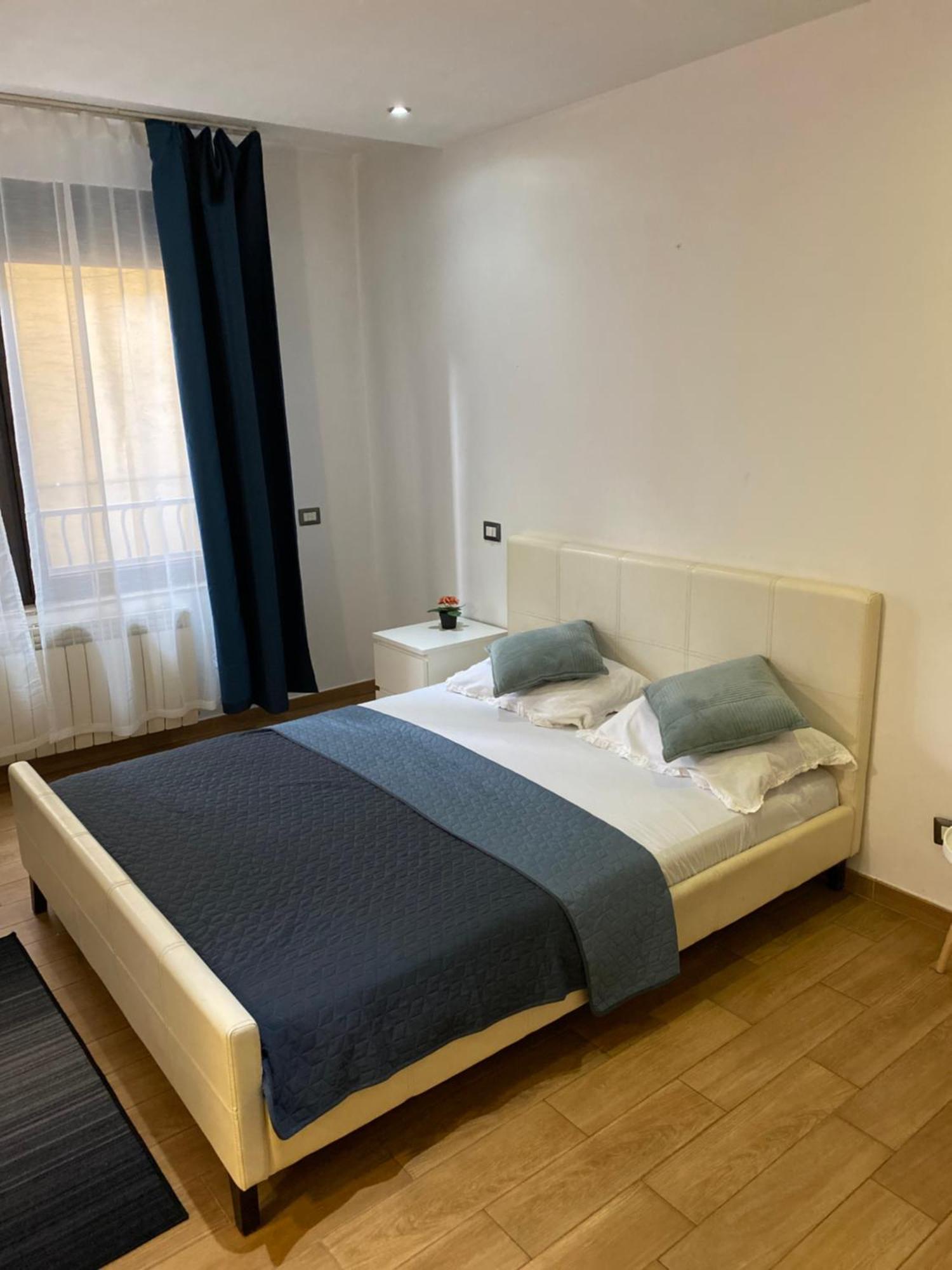 Royal Suite Unirii-2 Bdr Apartment Bukares Bagian luar foto