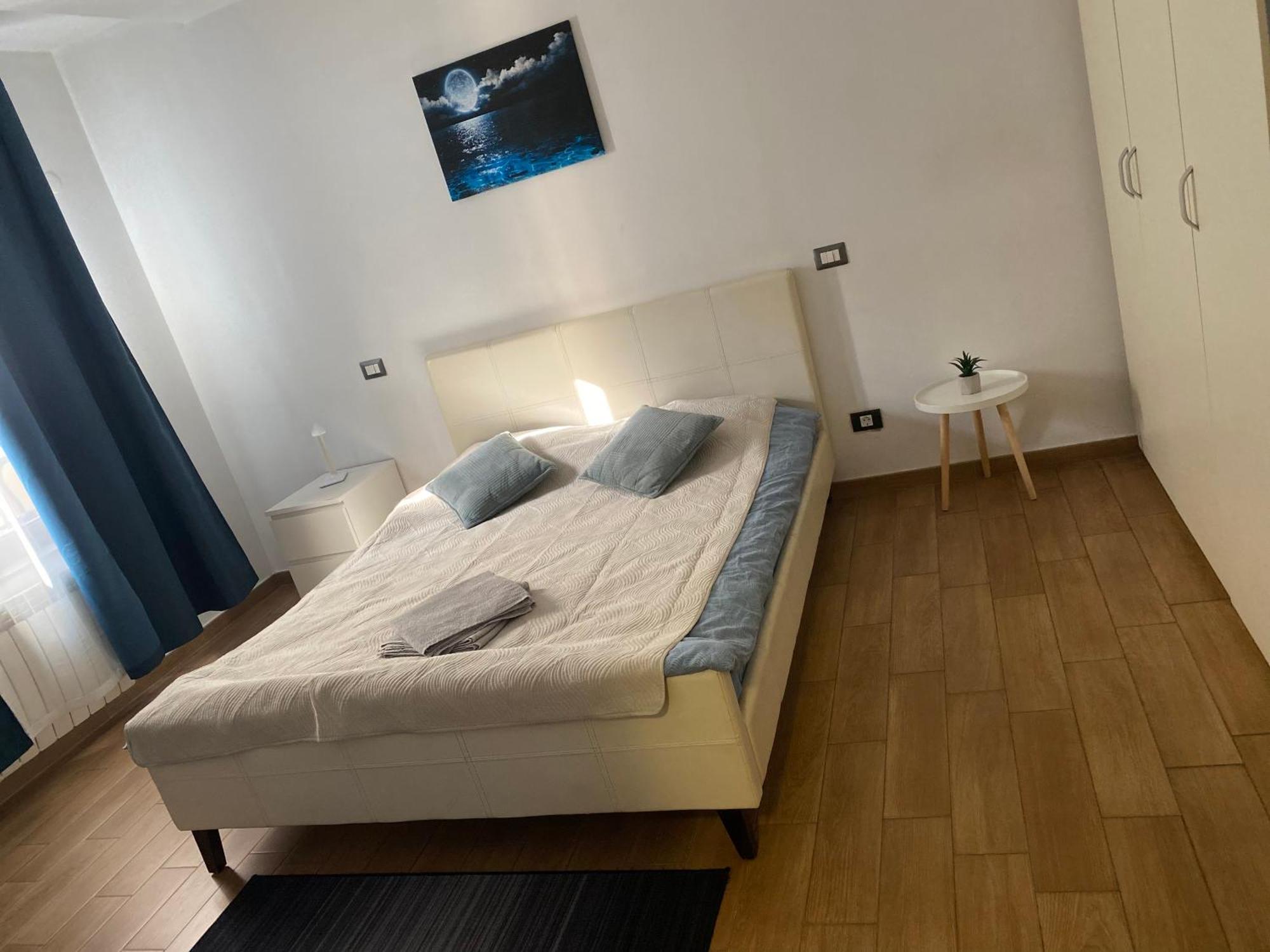 Royal Suite Unirii-2 Bdr Apartment Bukares Bagian luar foto